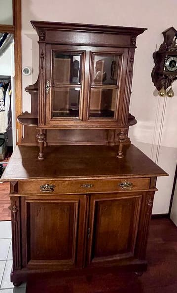 Buffetkast met geslepen glas