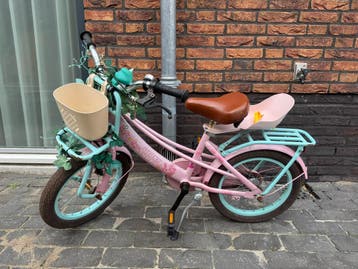 Roze kinderfiets met mandje