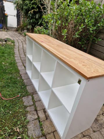 Billy kast liggend met houten werkblad