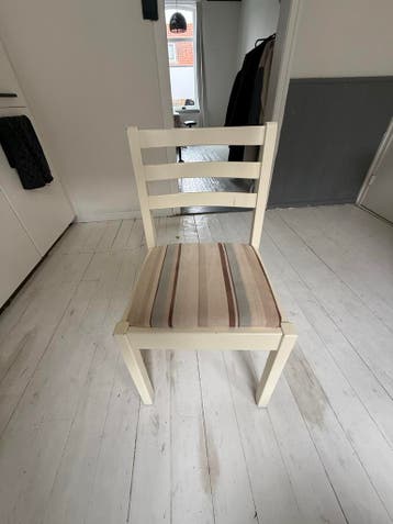 Gratis. 4 Witte stoel