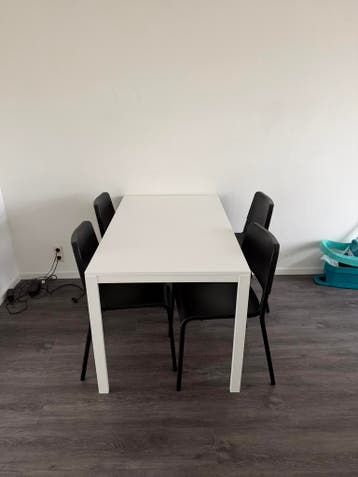 Eettafel met 4 stoelen