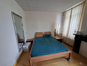 tweepersoons bed, twee nachtkastjes en bank GRATIS