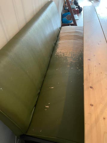 Gratis af te halen: Eetbank met slijtplekken (190x50 cm)