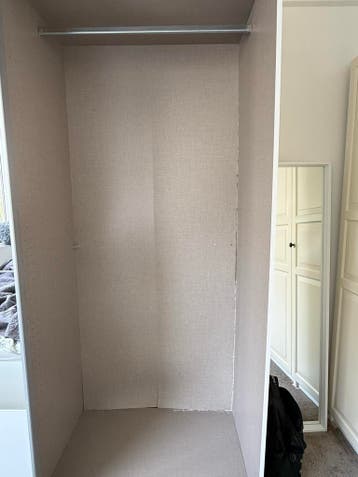 Witte kledingkast met schuifdeuren