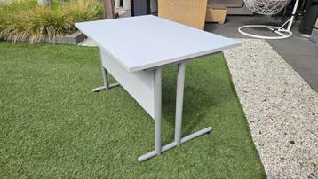 Kantoor bureau tafels.