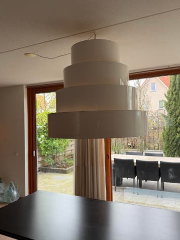 Witte hanglamp met gelaagd design