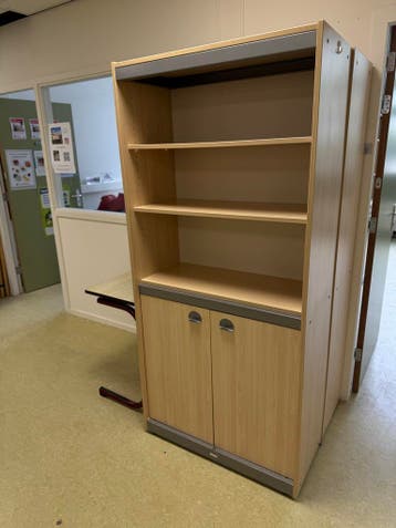 Stevige hoge kast met planken en deuren