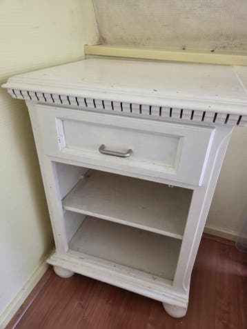 Wit nachtkastje met lade en open vakken