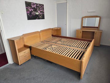 GRATIS Bed met verstelbare bodem +  kaptafel