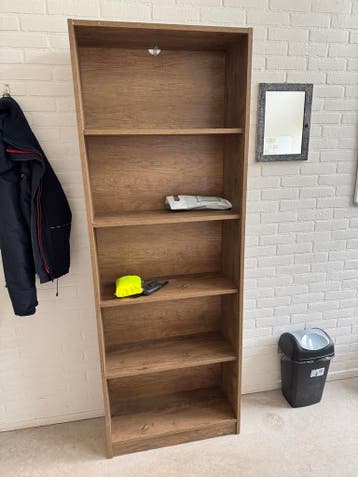 Simpele, nette boekenkast - gratis af te halen