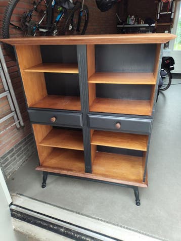 Houten kast met lades en planken, deels zwart