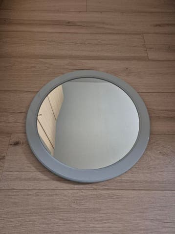 Ronde spiegel met lichtgrijze kunststof lijst - 48 cm