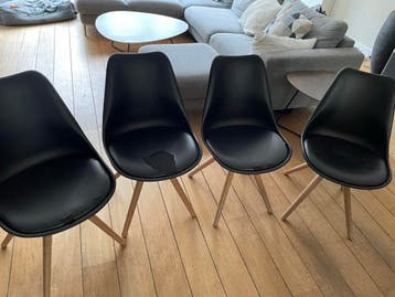 Vier zwarte stoelen