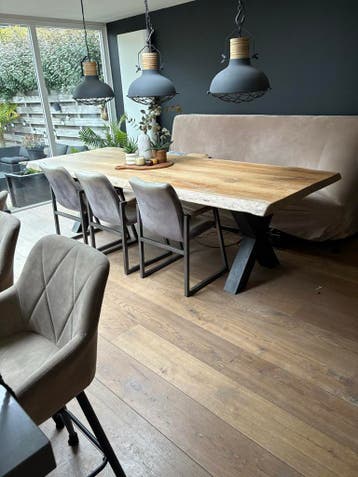 Gratis bank met hoes,