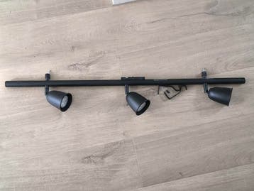Zwarte spotbalk met drie spots