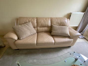 Gratis op te halen bankstel met stoelen en een poef