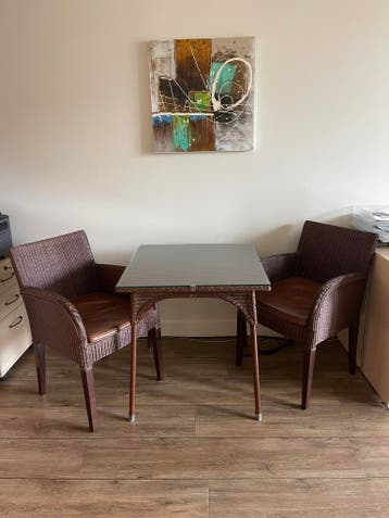 Lloyd Loom tafel en 2 stoelen, leren kussens chocolade