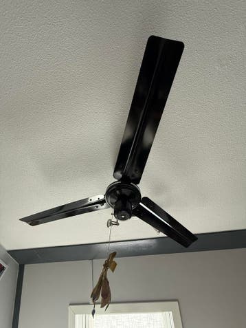 2 Zwarte Plafondventilatoren met 3 Standen