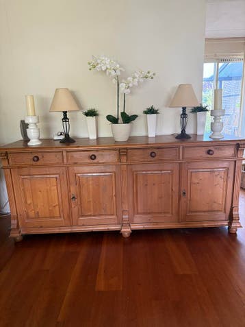 Gratis houten dressoir met lades en deuren