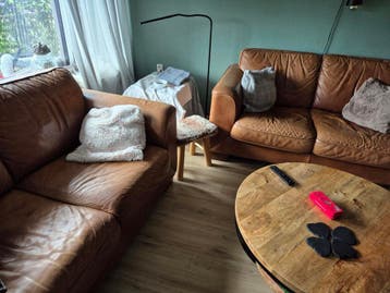 GRATIS !!Robuust, dik lederen bankstel, 2 x 2 zits cognac