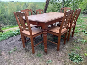 Houten eettafel met zes stoelen