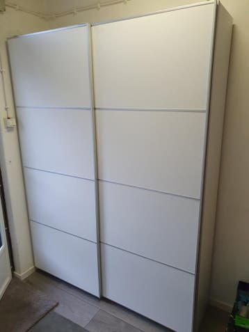 Witte kledingkast met schuifdeuren