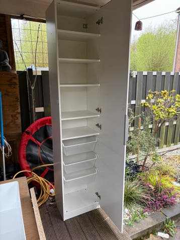 Witte opbergkast met planken en lades