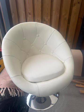 Witte kuipstoel GRATIS AF TE HALEN IN DEVENTER