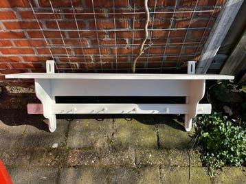 Houten kapstok met legplank