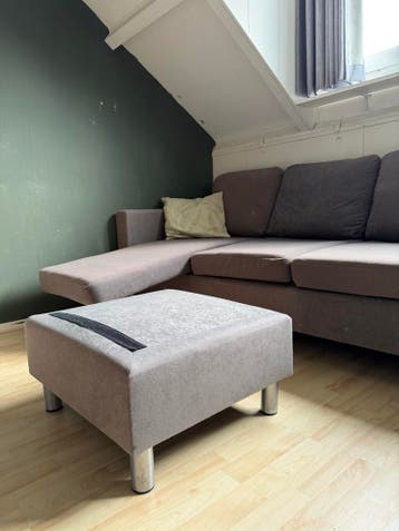 Grijze 3-zits hoekbank met poef, gratis