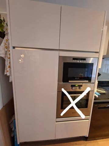 Hoge kasten met koelkast en megnetron