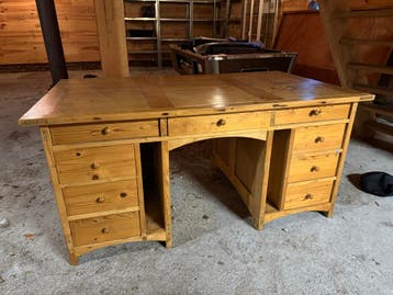 Massief houten bureau met veel bergruimte
