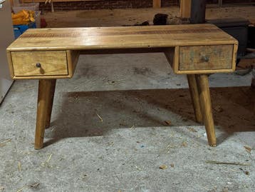 Bureau van oud hout met 2 lades