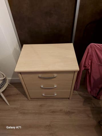 Te koop 2 nachtkastjes 3 lades.