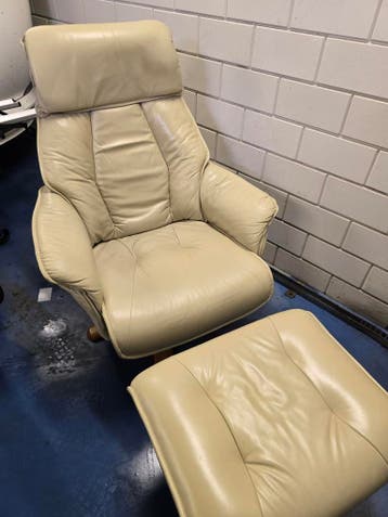 Comfortabele leren fauteuil met voetenbank - Crème