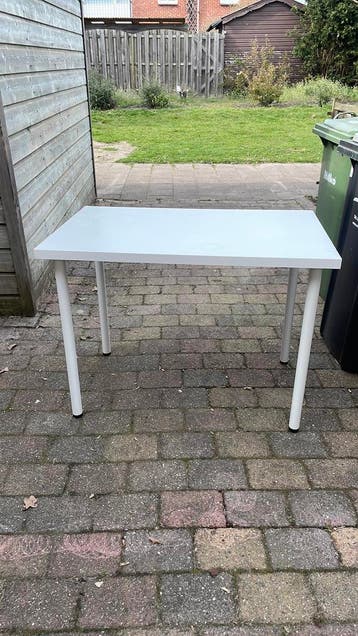 Wit bureau met metalen poten