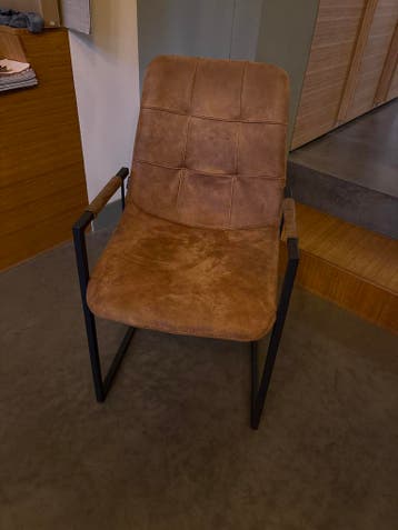 Bruine eetkamerstoel plus drie persoons eetkamerbank