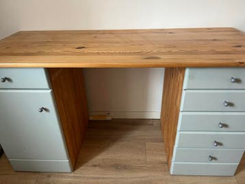 Gratis houten bureau met lades en kastje - Den Bosch