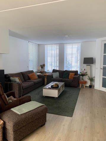 Gratis banken, hocker, salontafel, tv kast en sidetable.