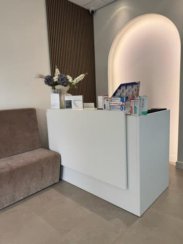 GRATIS Moderne Witte Receptiebalie: ideaal om te wrappenn