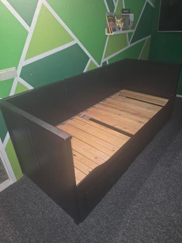 IKEA uitschuifbaar bed, zelf zwart geschilderd