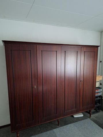 Grote kledingkast met vier deuren