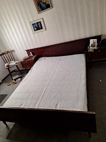 Tweepersoonsbed met hoofdbord