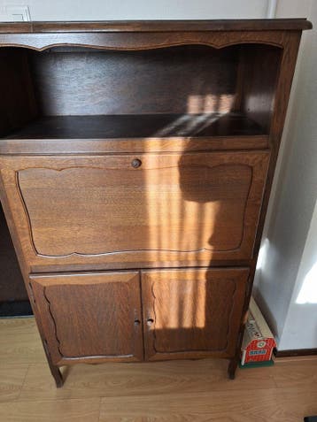 Houten slaapkamer kast met klep