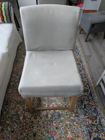 Grijze stoffen stoel met houten poten