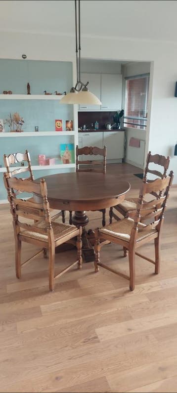 Eetkamer tafel en stoelen
