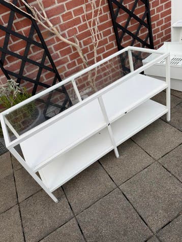 Witte vitrinekast met glazen bovenkant