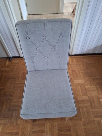 Grijze eetkamerstoel met knopen