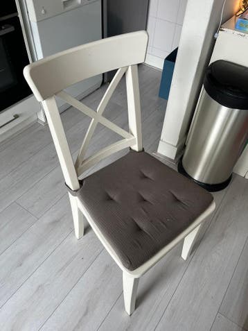 4 Witte houten stoelen inclusief grijze kussentjes