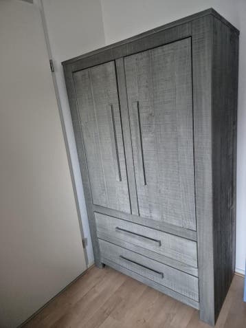 Gratis af te halen: houten kledingkast